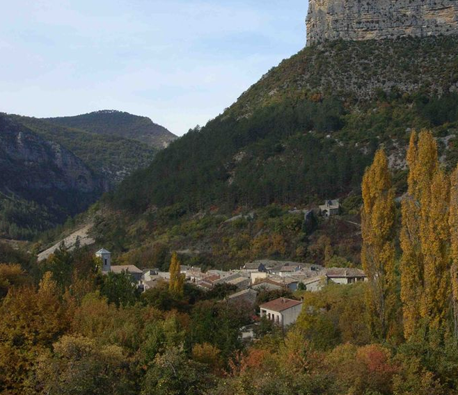 Les maisons de Rémuzat et les arbres d’automne sous la falaise du rocher du Caire