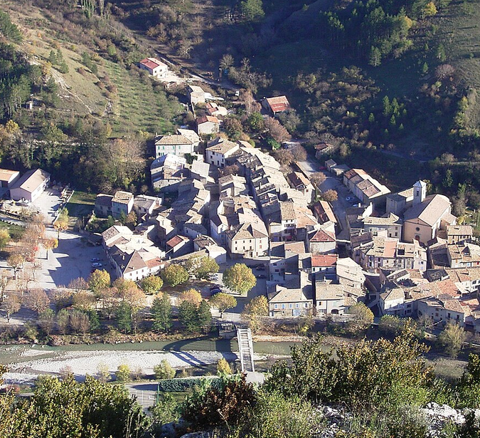 Vue du village de Rémuzat depuis le rocher du Caire, avec les maisons et l’Oule