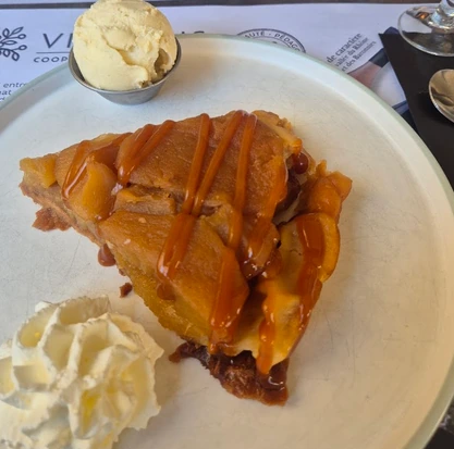 Dessert aux fruits nappé de sauce, servi avec une boule de glace et de la chantilly au Café de la Bourse.
