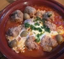 Plat en terre cuite avec boulettes, œufs, olives et herbes chez Chem’s à Nyons
