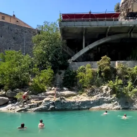 Baigneurs dans l’Eygues sous les terrasses aménagées près du Pont Roman de Nyons.