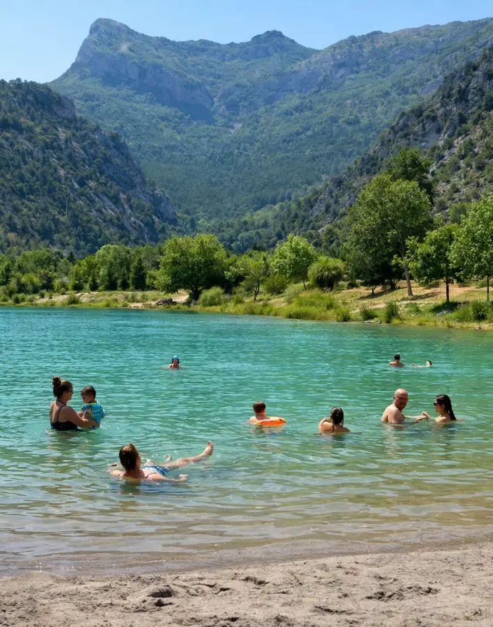 Baigneurs dans le lac du Pas des Ondes, entouré de montagnes à Cornillon-sur-l’Oule.