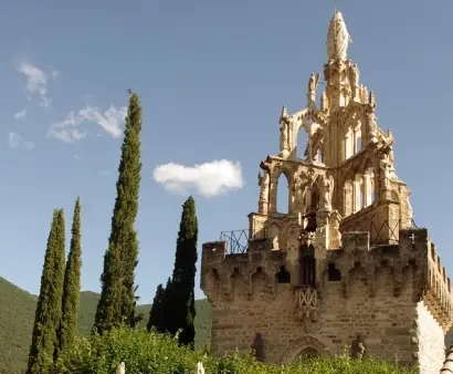 Tour Randonne à Nyons, surmontée de sa statue de la Vierge et entourée de cyprès.