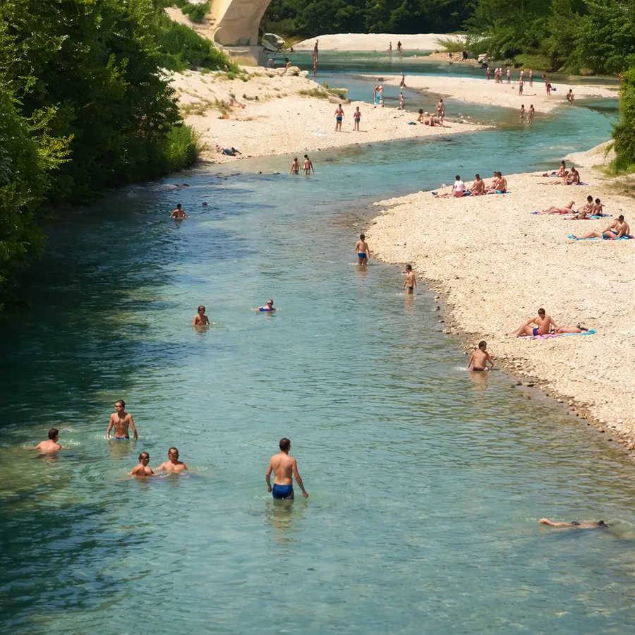 Baigneurs dans l’Eygues entre les plages de galets, en amont du Pont Roman de Nyons.