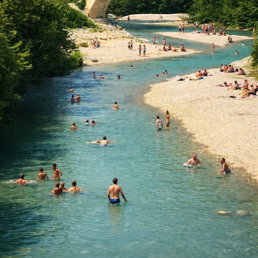 Baigneurs répartis dans l’Eygues entre les plages de galets à Nyons.