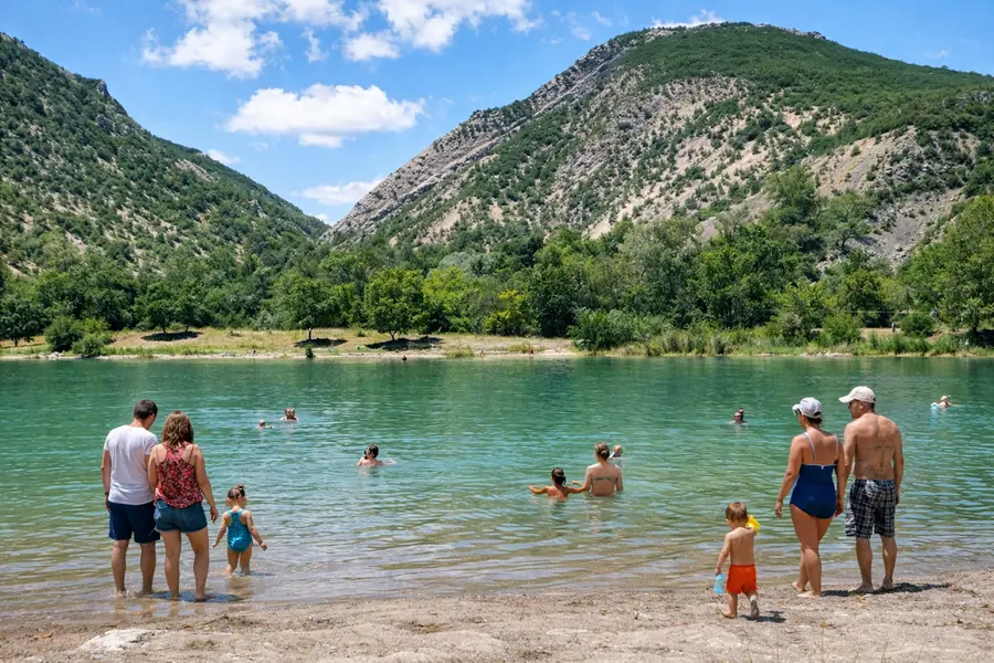 Baigneurs et familles sur la plage du Pas des Ondes, au pied des montagnes des Baronnies.