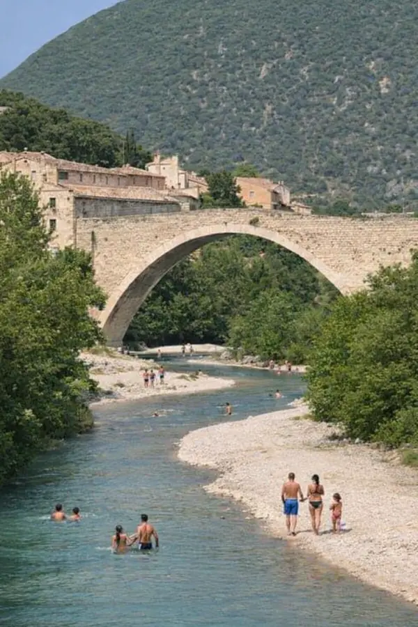 Vue d’ensemble du Pont Roman de Nyons, de l’Eygues et des plages de galets.