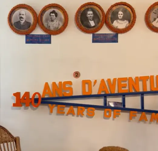 Portraits de la famille Fert et panneau des 140 ans au musée du Scourtin.