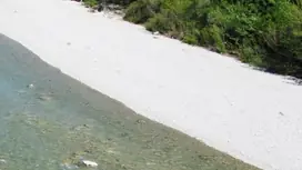 Eau peu profonde de l’Eygues et longue plage de galets bordée d’arbres près de Nyons.