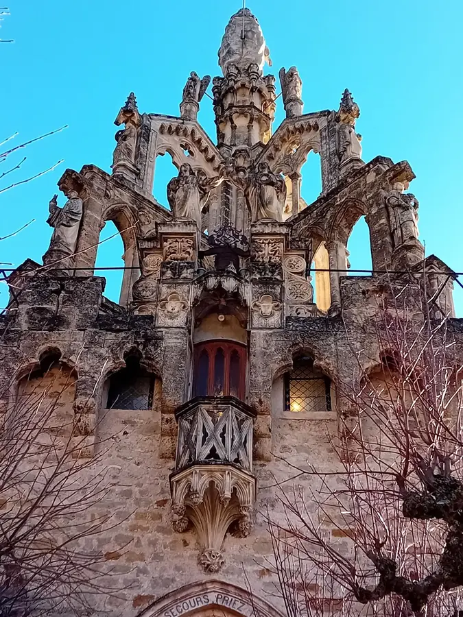 Façade de la Tour Randonne à Nyons, avec ses arcs, ses niches et ses sculptures.