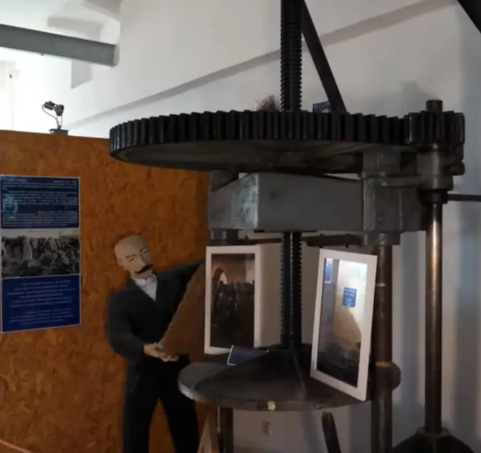 Ancienne presse à huile verticale exposée au musée du Scourtin à Nyons.