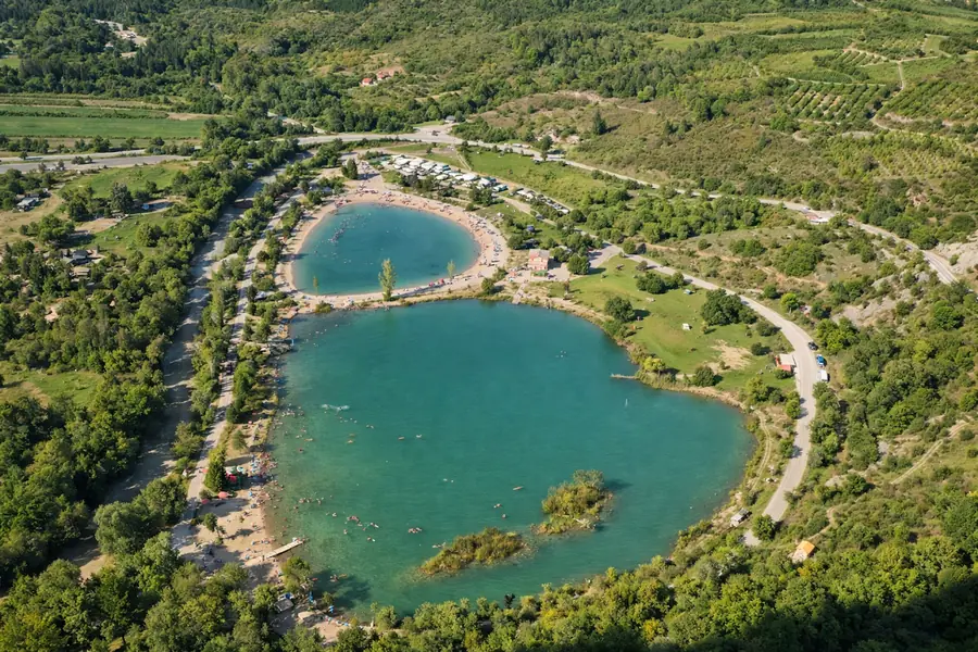 Vue aérienne des deux plans d’eau du Pas des Ondes et de leurs plages à Cornillon-sur-l’Oule.