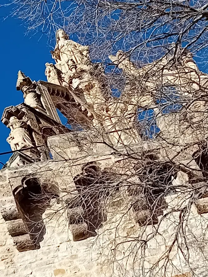 Détails des arcatures et des sculptures de la Tour Randonne vus depuis le pied du monument.