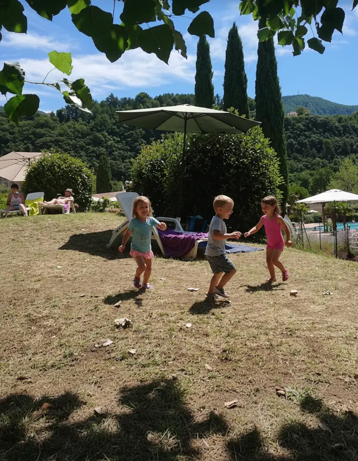 Enfants jouant sur la pelouse du parc aquatique Nyonsoleïado à Nyons.