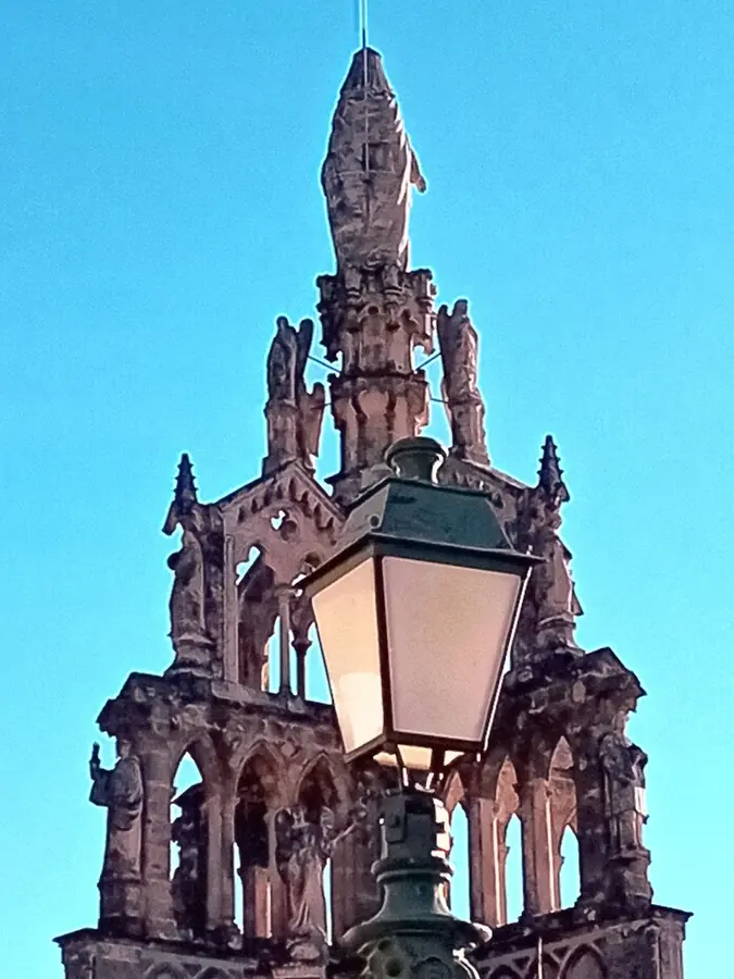 Réverbère devant la Tour Randonne et sa statue de la Vierge à Nyons.