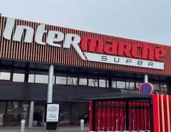 Façade d’un magasin portant l’enseigne Intermarché Super.