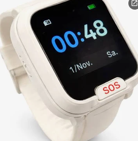 Une montre blanche équipée d’un bouton SOS.