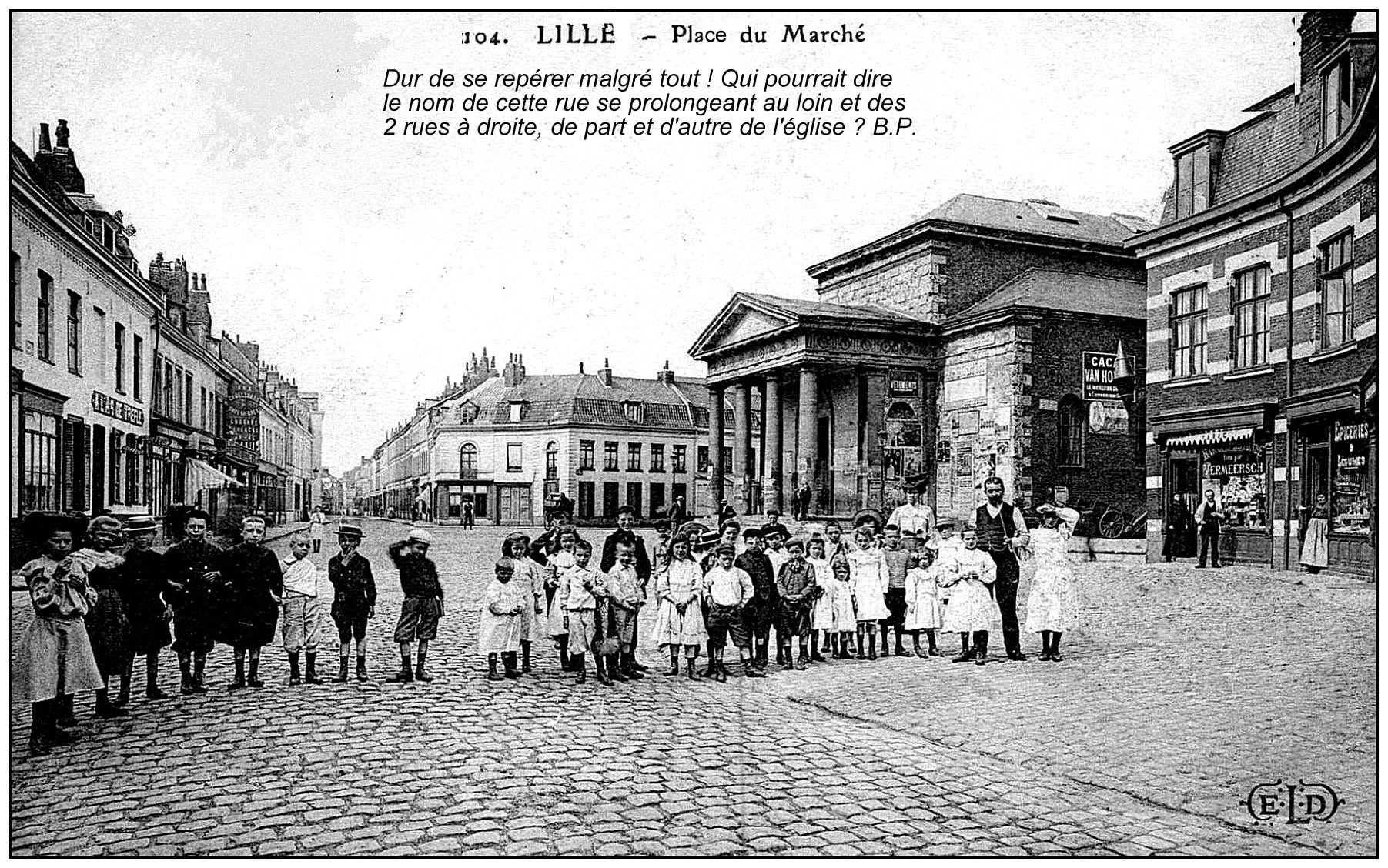 Ancienne place du Marché à Lille-Wazemmes, avec des enfants posant devant les colonnes du Temple disparu et les commerces de la rue du Marché.