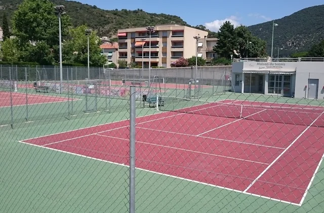 Les courts de tennis de Nyons et le bâtiment de la Maison du Tennis