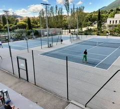 Un joueur sur les courts de tennis de Nyons