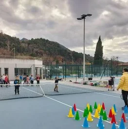 Un entraînement de tennis avec des plots et des participants à Nyons