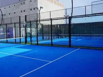 Les pistes de padel bleues entourées de parois vitrées à Nyons