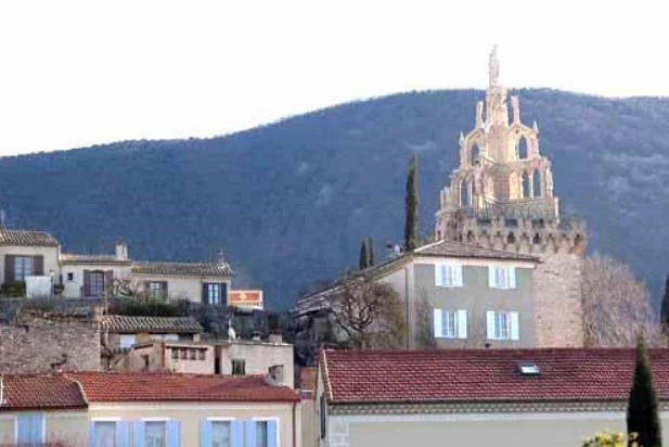 La Tour Randonne et sa chapelle au-dessus des toits de Nyons, l’un des thèmes patrimoniaux présentés sur le sentier du Devès.