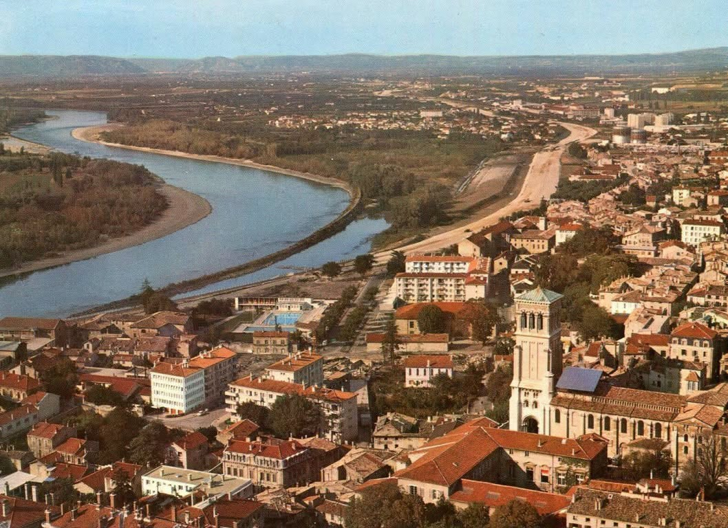 Vue aérienne ancienne de Valence : le Rhône, la Basse-Ville, la piscine Jean-Bouin et les travaux de la future A7 sur la berge.