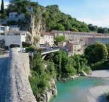 Vue depuis le pont roman de Nyons vers les maisons et l’Eygues