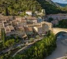 Vue du vieux Nyons et du pont roman au-dessus de l’Eygues