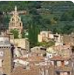 Toits de Nyons et clocher devant les collines
